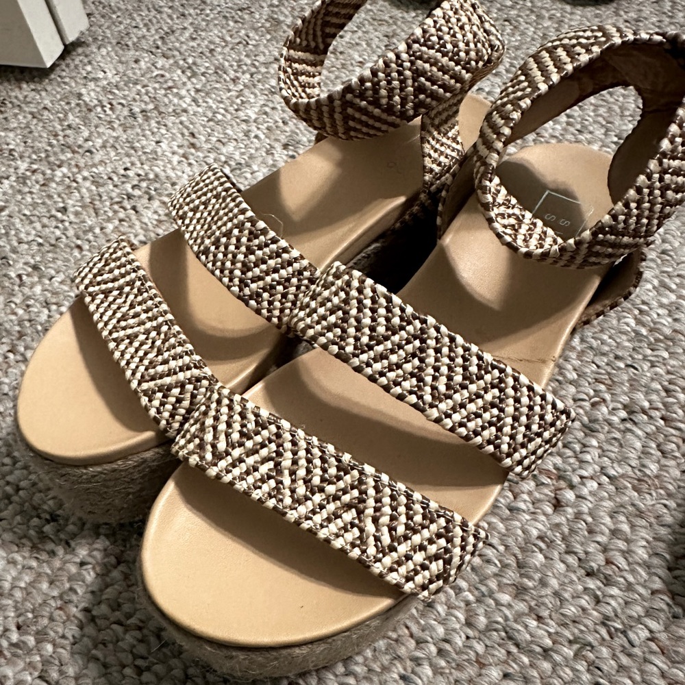 Never worn! A little too narrow for my foot.